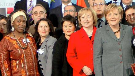 Bundeskanzlerin Angela Merkel (CDU. r) und die Integrationsbeauftragte der Bundesregierung Maria Böhmer (2.v.r) zu Beginn des Integrationsgipfels im Bundeskanzleramt in Berlin.