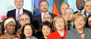 Bundeskanzlerin Angela Merkel (CDU. r) und die Integrationsbeauftragte der Bundesregierung Maria Böhmer (2.v.r) zu Beginn des Integrationsgipfels im Bundeskanzleramt in Berlin.