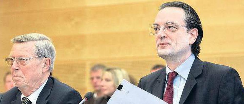 Bespitzelungen, Beinahe-Pleite: Dirk Jens Nonnenmacher (rechts neben seinem Anwalt) weist die Verantwortung von sich. 