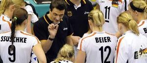 Trainer Giovanni Guidetti und seine Nationalspielerinnen haben sich nach starken Leistungen für die Zwischenrunde der WM qualifiziert. 
