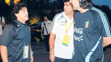 Der Spott Gottes. Diego Maradona (l.) hat für den neuen argentinischen Trainer Sergio Batista (r.) keine guten Worte übrig.