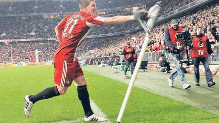 Knockout. Gegen Werder traf Bastian Schweinsteiger zweimal, das reichte dem FC Bayern für die nächste Runde. Foto: Gaspa