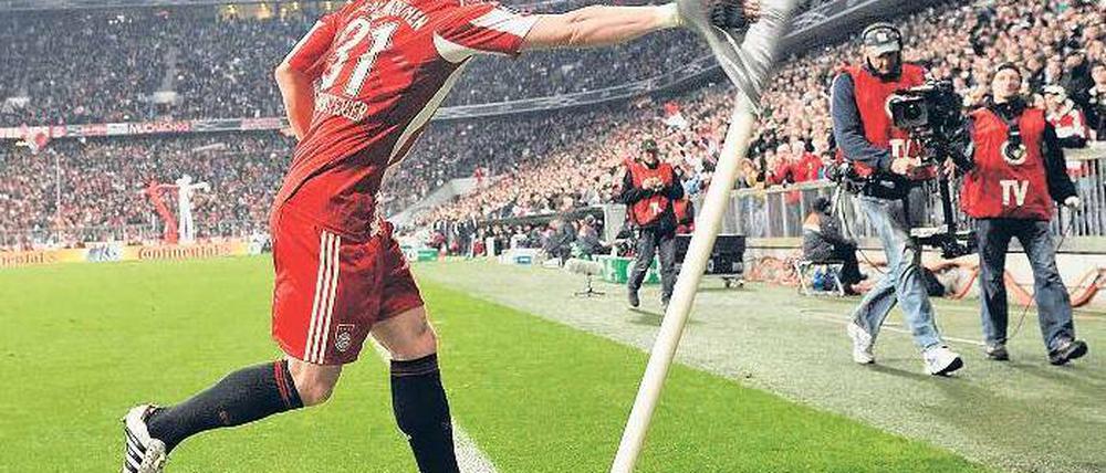 Knockout. Gegen Werder traf Bastian Schweinsteiger zweimal, das reichte dem FC Bayern für die nächste Runde. Foto: Gaspa