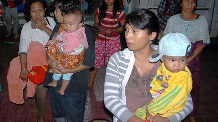 Aus Angst vor weiteren Beben verlassen Menschen auf der Insel Sumatra ihre Häuser.