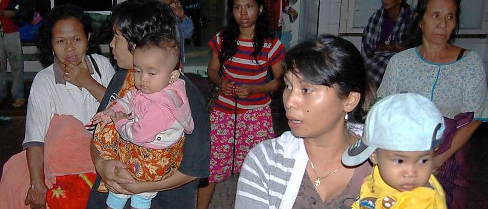 Aus Angst vor weiteren Beben verlassen Menschen auf der Insel Sumatra ihre Häuser.