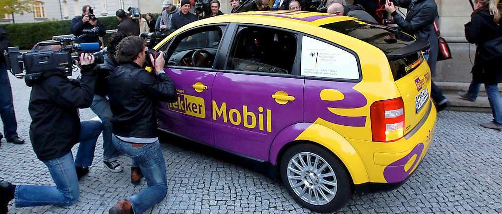 Fotografen nehmen das Elektromobil vor dem Wirtschaftministerium ins Visier.
