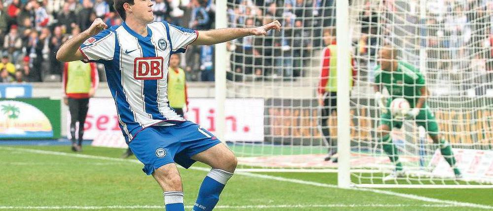 Hinein! Waleri Domowtschiski feiert sein Tor, das wegweisende 2:1 gegen Ingolstadt. Foto: nordphoto