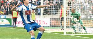 Hinein! Waleri Domowtschiski feiert sein Tor, das wegweisende 2:1 gegen Ingolstadt. Foto: nordphoto