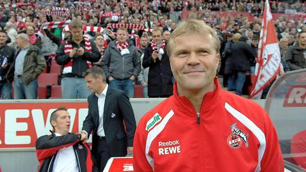 Frank Schaefer, der neue FC-Coach hat die Fans, im wahrsten Sinne des Wortes, im Rücken.