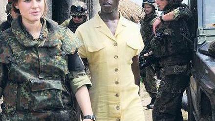 Mutig ist Oberleutnant Nicole Ziegler (Maria Simon, links), hier mit Dolmetscherin Noelle (Florence Kasumba). Foto: ZDF