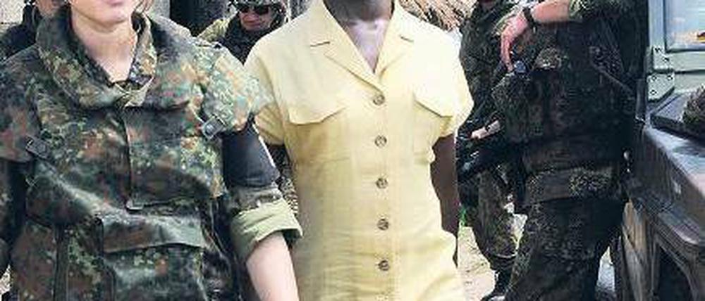 Mutig ist Oberleutnant Nicole Ziegler (Maria Simon, links), hier mit Dolmetscherin Noelle (Florence Kasumba). Foto: ZDF