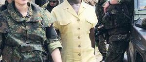 Mutig ist Oberleutnant Nicole Ziegler (Maria Simon, links), hier mit Dolmetscherin Noelle (Florence Kasumba). Foto: ZDF