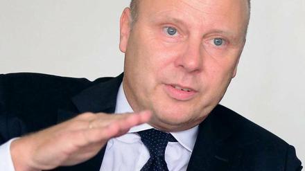 „Es wird künftig weniger Filialen geben“, meint Bankvorstand Tessmann.