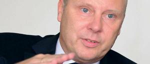 „Es wird künftig weniger Filialen geben“, meint Bankvorstand Tessmann. 