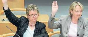 In der Minderheit. Regierungschefin Kraft und Stellvertreterin Löhrmann. Foto: dpa