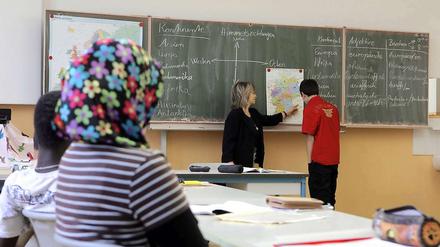 Ob es die deutsche Sprache auch außerhalb des Unterrichts an Schulen verpflichtend gesprochen werden muss, ist umstritten.