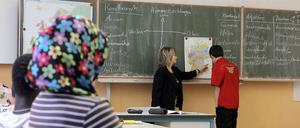 Ob es die deutsche Sprache auch außerhalb des Unterrichts an Schulen verpflichtend gesprochen werden muss, ist umstritten.