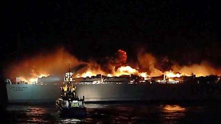 Die Fähre ging in Flammen auf.