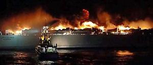Die Fähre ging in Flammen auf.