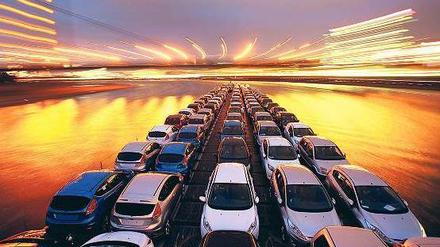 Auf die Reise. Ford-Modelle, die in Köln produziert wurden, werden auf dem Rhein verschifft.