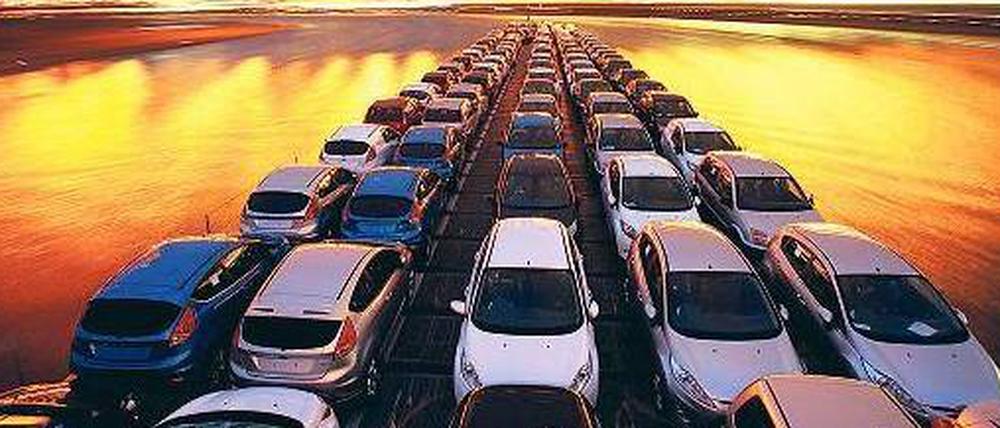 Auf die Reise. Ford-Modelle, die in Köln produziert wurden, werden auf dem Rhein verschifft. 