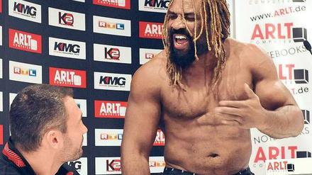 Du bist doch gar kein Arzt! Shannon Briggs geht aufgrund der seiner Meinung nach ungerechtfertigten Ferndiagnose seines Kontrahenten Witali Klitschko an die Decke. Foto: dpa