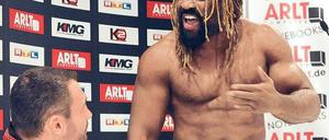 Du bist doch gar kein Arzt! Shannon Briggs geht aufgrund der seiner Meinung nach ungerechtfertigten Ferndiagnose seines Kontrahenten Witali Klitschko an die Decke. Foto: dpa