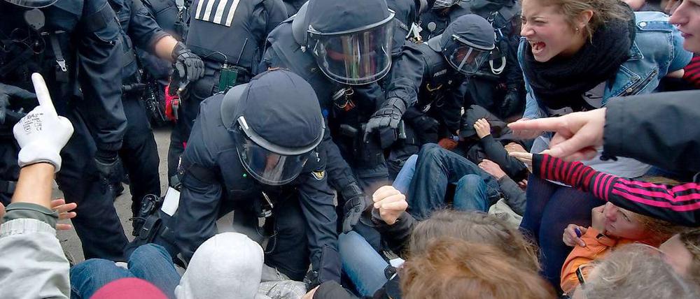 Bei einer Demo am Donnerstag trugen Beamte nicht nur Demonstranten weg - sie setzten unter anderem auch Wasserwerfer ein.