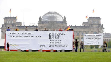 Nichtwähler demonstrieren vor dem Reichtagsgebäude in Berlin.