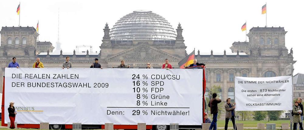 Nichtwähler demonstrieren vor dem Reichtagsgebäude in Berlin.