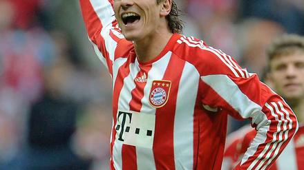 Als hätte er nie etwas anderes gemacht: Mario Gomez mit einem Hattrick beim 3:0 gegen Hannover.