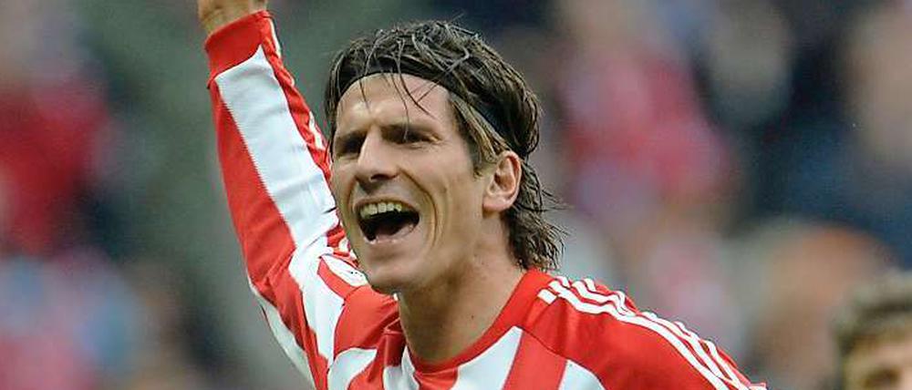 Als hätte er nie etwas anderes gemacht: Mario Gomez mit einem Hattrick beim 3:0 gegen Hannover.