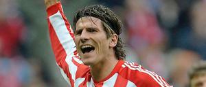 Als hätte er nie etwas anderes gemacht: Mario Gomez mit einem Hattrick beim 3:0 gegen Hannover.