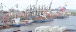 Güterabfertigung am Hamburger Hafen.
