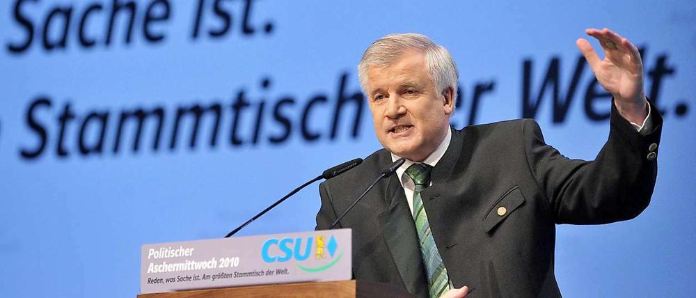 Der CSU-Vorsitzende und bayerische Ministerpräsident Horst Seehofer spricht am 17.02.2010 beim Politischen Aschermittwoch der CSU.