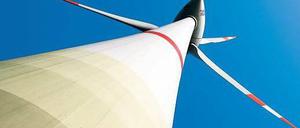 Im Windumdrehen. Weil immer mehr Windräder und Solaranlagen ans Netz gehen, wird die sogenannte EEG-Anlage angehoben. Foto: dpa
