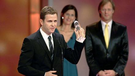 Zurück zum Sport: Oliver Bierhoff bedankt sich für die Nationalelf. Katrin Müller-Hohenstein und Gerhard Delling lächeln im Hintergrund.
