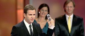 Zurück zum Sport: Oliver Bierhoff bedankt sich für die Nationalelf. Katrin Müller-Hohenstein und Gerhard Delling lächeln im Hintergrund.