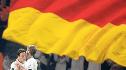 Stiller Jubel. Mesut Özil feiert seinen Treffer gegen die Türkei eher gedämpft. Thomas Müller herzt ihn dafür. 
