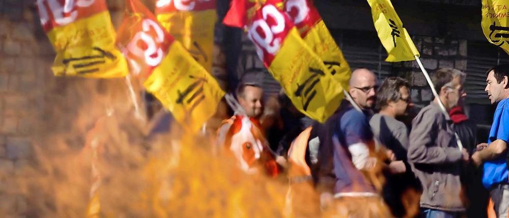 Weil Mitarbeiter der Staatsbahn SNCF streiken, kommt es in Frankreich zu Zugausfällen und -verspätungen.