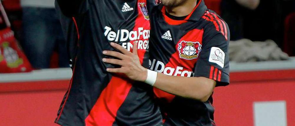 Rettete Bayer mit seinem Treffer zum 2:2 in der 78. Minute: Eren Derdyok (l.)