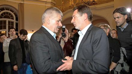 Glückwunsch vom Unterlegenen: Hans-Jürgen Scharfenberg (l.) gratuliert dem alten und neuen Potsdamer OB Jann Jakobs.
