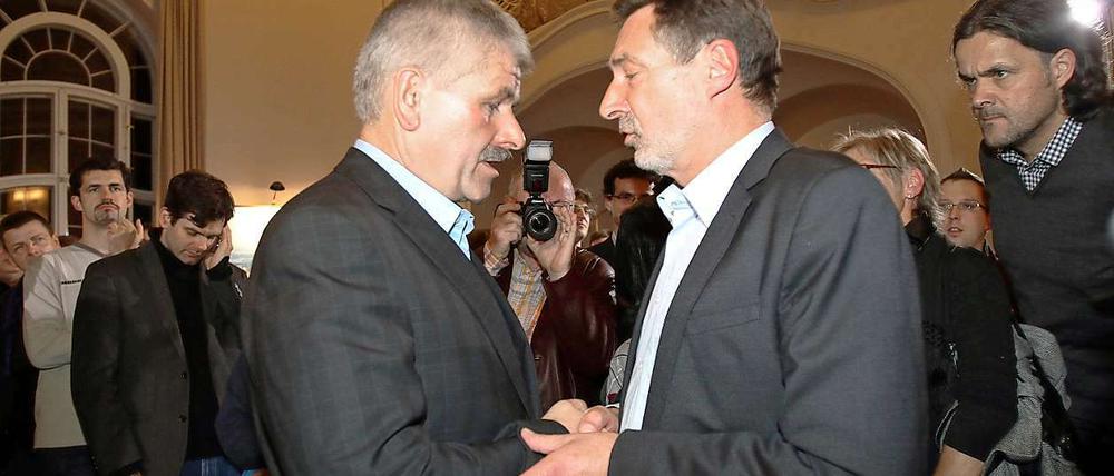 Glückwunsch vom Unterlegenen: Hans-Jürgen Scharfenberg (l.) gratuliert dem alten und neuen Potsdamer OB Jann Jakobs.