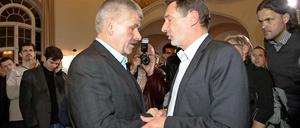 Glückwunsch vom Unterlegenen: Hans-Jürgen Scharfenberg (l.) gratuliert dem alten und neuen Potsdamer OB Jann Jakobs.