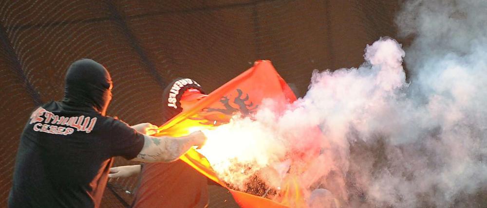 Unwillkommene serbische Zaungäste in Genua.