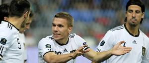 Geschichtenerzähler. Lukas Podolski (rechts) in ungewohnter Rolle. Heiko Westermann hört interessiert zu.