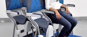 Wenn es nach den Billigfliegern geht, sollen die Sitzabstände noch geringer werden, zum Beispiel durch Fast-Stehplätze.