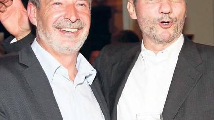 Glückwünsche vom Chef. Ministerpräsident Matthias Platzeck, bis 2002 selber Oberbürgermeister von Potsdam, zeigte sich auf der SPD-Wahlparty sichtlich erleichtert über den klaren Sieg seines Nachfolgers Jann Jakobs.