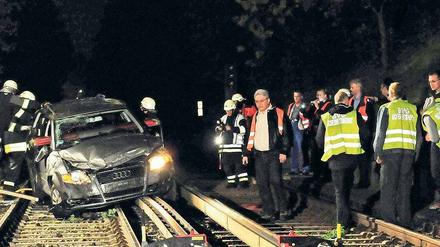 Schienenfahrzeug wider Willen. Nur leichte Verletzungen erlitt ein Ehepaar, das in Dahlem mit dem Auto von der Straße abgekommen und die Böschung zur parallelen U-Bahnstrecke hinuntergestürzt war. Foto: Andreas Markus