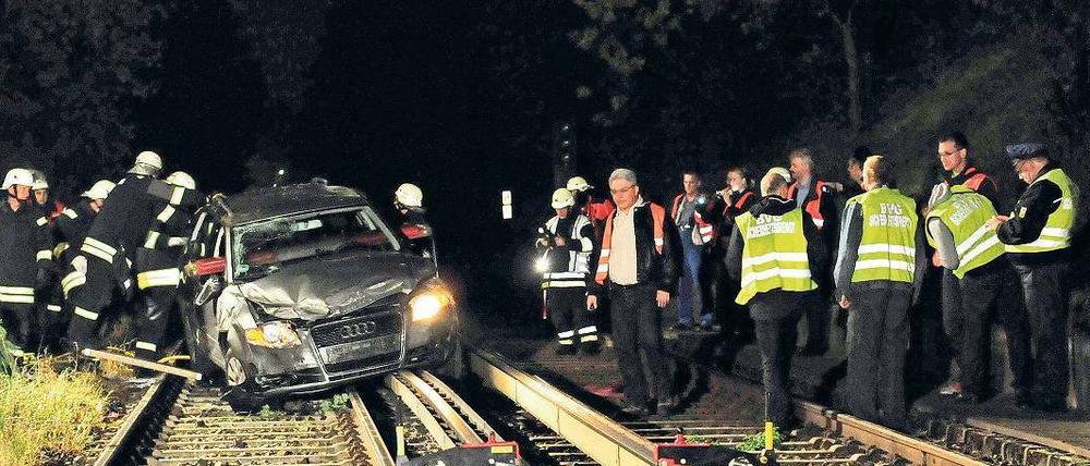 Schienenfahrzeug wider Willen. Nur leichte Verletzungen erlitt ein Ehepaar, das in Dahlem mit dem Auto von der Straße abgekommen und die Böschung zur parallelen U-Bahnstrecke hinuntergestürzt war. Foto: Andreas Markus
